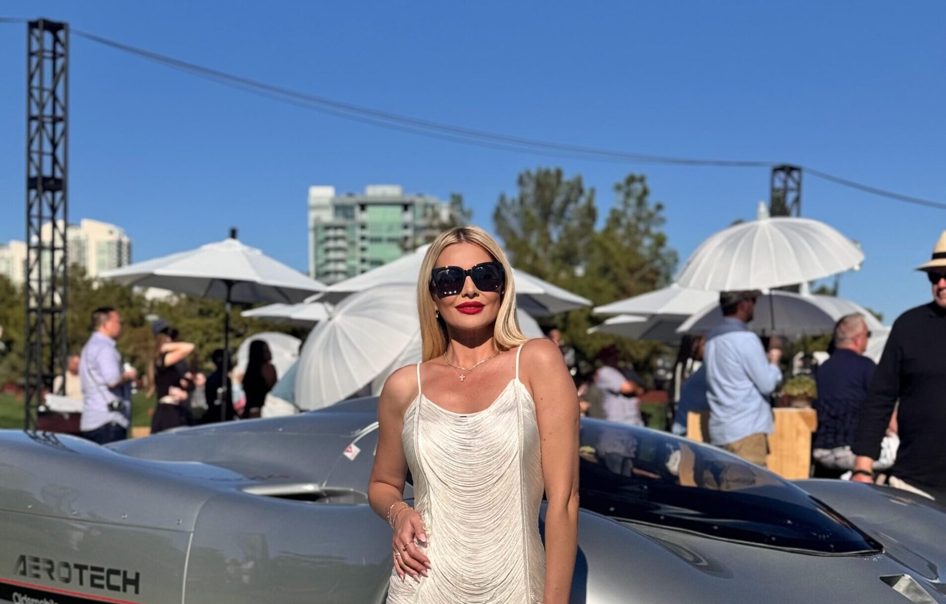 Mădălina Bălan steps into the universe of four-wheeled jewelry. Antena Stars is the only television station in Romania with access to the Wynn Car Show