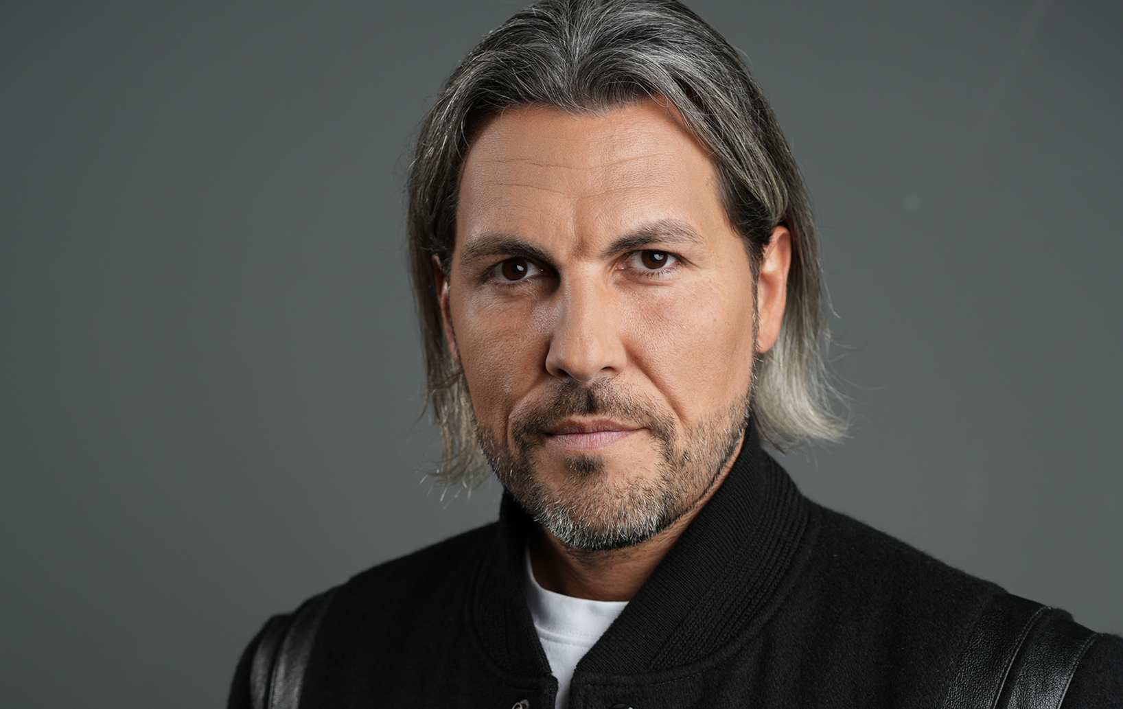 Campionul României, lider Survivor. Faimoși vs Războinici: Adi Vasile este noul prezentator al celui mai dur test al supraviețuirii