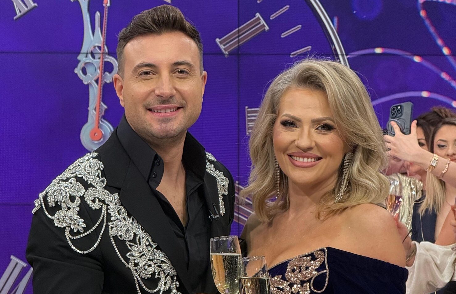 Pe 31 decembrie, de la 16:00, Mirela Vaida şi Valentin Sanfira dau startul distracţiei de Revelion la Antena Stars