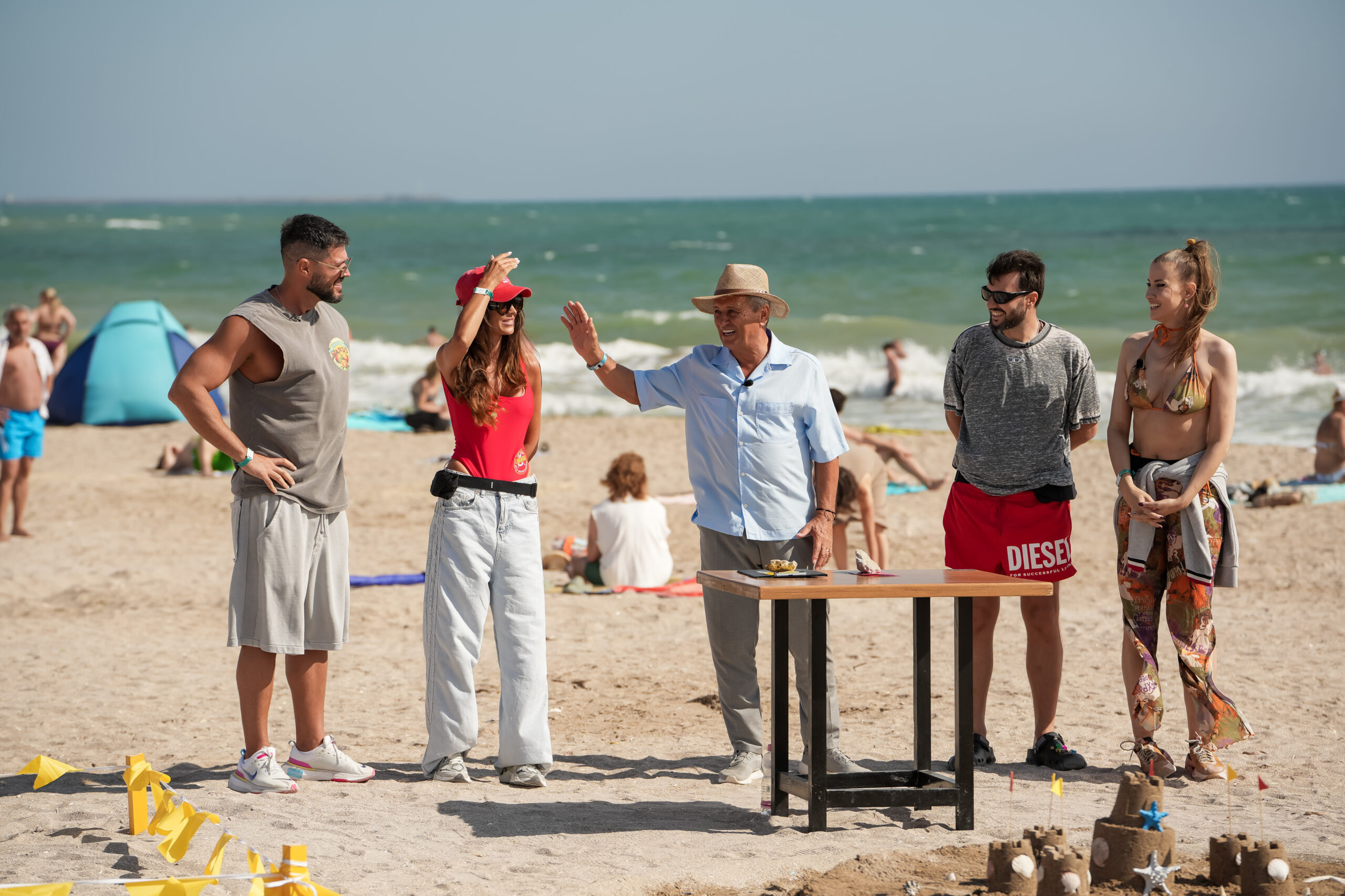 Iulia Albu, Marian Capet, Selina, and Victor Slav are the contestants of the second week of Come Visit Us – Ready, Set, Compete!, tonight from 8:30 PM on Antena 1 and AntenaPLAY!