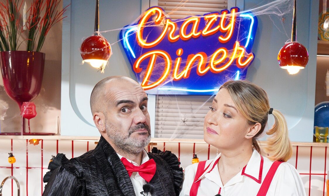 Premiera sezonului 12 Hello Chef – Nebunie în bucătărie aduce noi provocări culinare, începând cu sâmbătă, 12 septembrie, de la ora 14.00, pe Antena 1 și AntenaPLAY