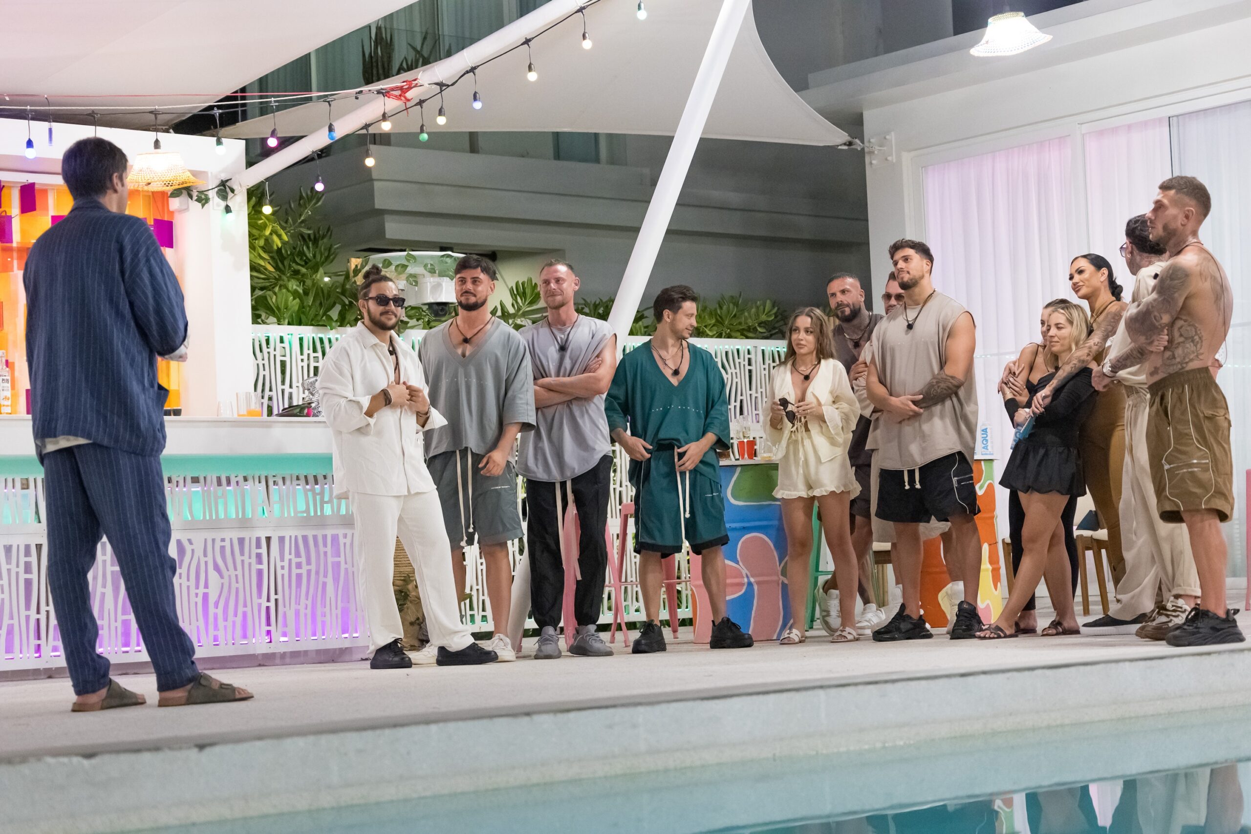 A New Couple Begins the Ultimate Relationship Test, While the Surprise Box Will Bring Unexpected Revelations to the Boys’ Villa Tonight on Temptation Island!